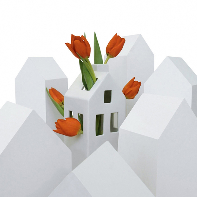 Vas Flowerhouse, en stilren vas i formen av ett hus