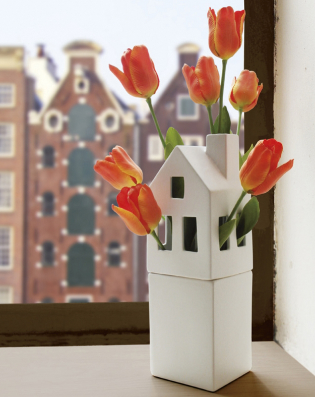 Vas Flowerhouse, en stilren vas i formen av ett hus