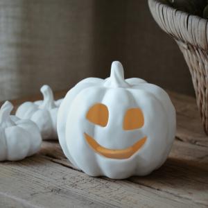 Happy Pumpkin, ljuslykta för LED-ljus 2025, från Majas lyktor säljs till förmån för Barncancerfonden