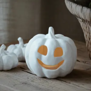 Happy Pumpkin, ljuslykta för LED-ljus 2025, från Majas lyktor säljs till förmån för Barncancerfonden