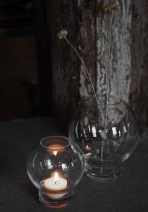 Glasvas/Ljuslykta p&aring; fot - Ernst Kirchsteiger