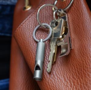 Nyckelring Visselpipa för nödfall