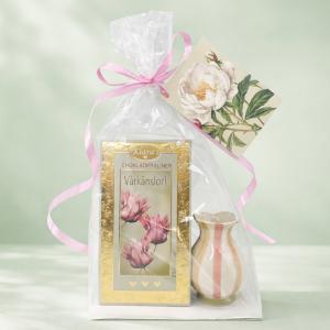 Presentset V&aring;rk&auml;nsla i cellofan (Chokladpraliner & ljuslykta)