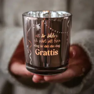 Ljuslykta Grattis, fr&aring;n Majas lyktor s&auml;ljs till f&ouml;rm&aring;n f&ouml;r Barncancerfonden