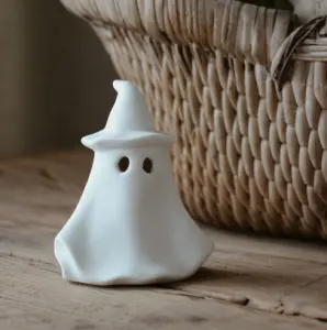Ghost Spökdekoration m hatt, från Majas lyktor säljs till förmån för Barncancerfonden