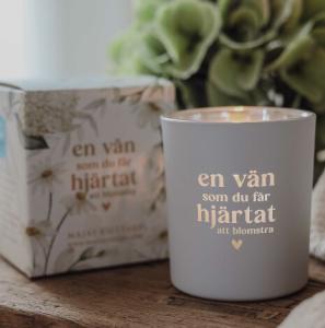 Ljuslykta En v&auml;n som du, fr&aring;n Majas lyktor s&auml;ljs till f&ouml;rm&aring;n f&ouml;r Barncancerfonden