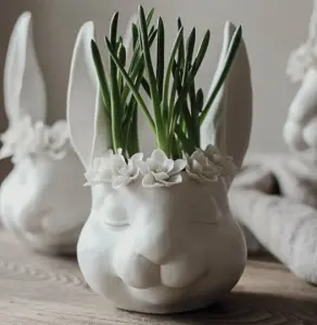 Vas Floral Bunny från Majas lyktor säljs till förmån för Barncancerfonden