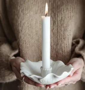 Ljusstake Blomstra, vit, från Majas lyktor säljs till förmån för Barncancerfonden