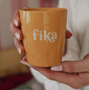 Mugg Fika, ockra fr&aring;n Majas lyktor s&auml;ljs till f&ouml;rm&aring;n f&ouml;r Barncancerfonden