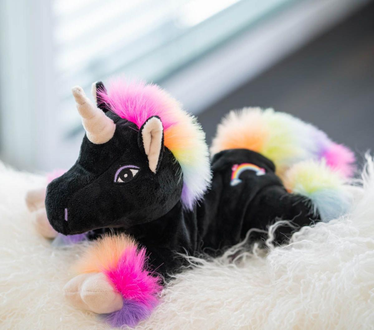 Enhörningen Rainbow svart - Habibi Plush Säljs på Presenteriet.se