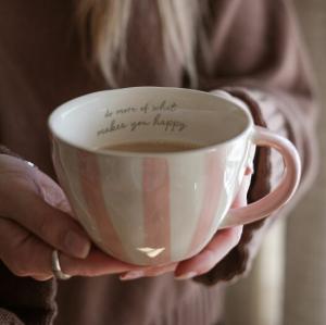 Mugg What makes you happy från Majas lyktor säljs till förmån för Barncancerfonden