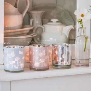 Ljuslykta Butterflies & Poppies, från Majas lyktor säljs till förmån för Barncancerfonden