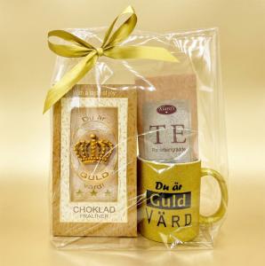Presentset Guld V&auml;rd i cellofan (Chokladpraliner, mugg & te)