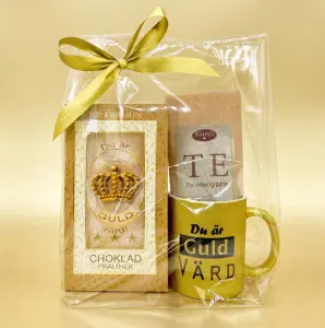 Presentset Guld V&auml;rd i cellofan (Chokladpraliner, mugg & te)