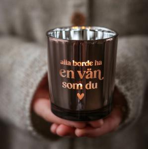 Ljuslykta En v&auml;n som du, fr&aring;n Majas lyktor s&auml;ljs till f&ouml;rm&aring;n f&ouml;r Barncancerfonden