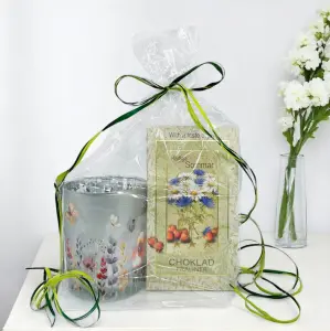 Presentset Sommar i cellofan (Chokladpraliner och ljuslykta)
