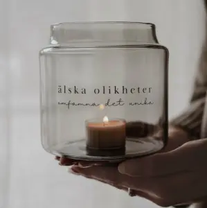 Ljuslykta Älska olikheter från Majas lyktor säljs till förmån för Barncancerfonden