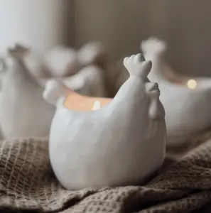 Easter Hen (påskhöna) ljuslykta från Majas lyktor säljs till förmån för Barncancerfonden