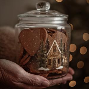 Glasburk Santas Cottage, Liten, fr&aring;n Majas lyktor s&auml;ljs till f&ouml;rm&aring;n f&ouml;r Barncancerfonden