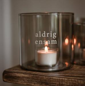 Ljuslykta Aldrig Ensam, fr&aring;n Majas lyktor s&auml;ljs till f&ouml;rm&aring;n f&ouml;r Aldrig Ensam