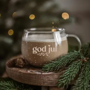 Glasmugg God Jul fr&aring;n Majas lyktor s&auml;ljs till f&ouml;rm&aring;n f&ouml;r Barncancerfonden