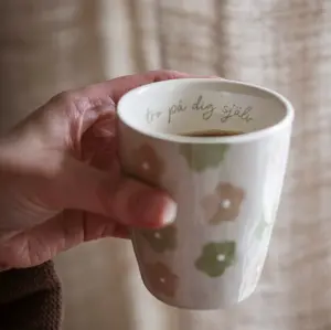 Mugg Tro på dig själv från Majas lyktor säljs till förmån för Barncancerfonden