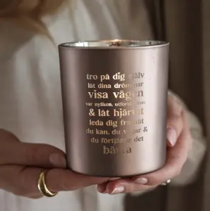 Ljuslykta Tro p&aring; dig sj&auml;lv, fr&aring;n Majas lyktor s&auml;ljs till f&ouml;rm&aring;n f&ouml;r Barncancerfonden