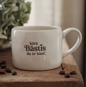 Mugg K&auml;ra B&auml;stis, du &auml;r b&auml;st fr&aring;n Majas lyktor s&auml;ljs till f&ouml;rm&aring;n f&ouml;r Barncancerfonden