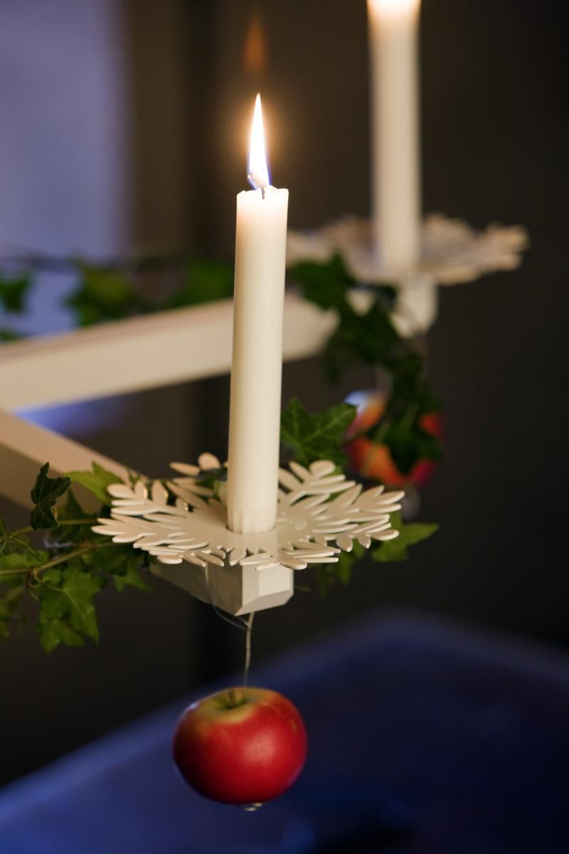 Vacker ljuskrona i vitlackerat trä designad av Ernst Kirchsteiger, från konceptserien Ljuspunkter.