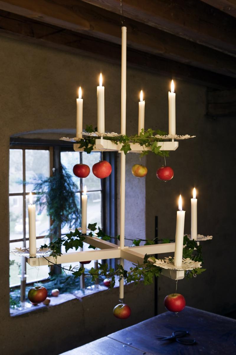 Vacker ljuskrona i vitlackerat trä designad av Ernst Kirchsteiger, från konceptserien Ljuspunkter.