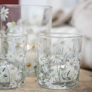 Ljuslykta Daisy, fr&aring;n Majas lyktor s&auml;ljs till f&ouml;rm&aring;n f&ouml;r Barncancerfonden