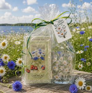 Presentset H&auml;rliga Sommar i cellofan (Chokladpraliner och ljuslykta)