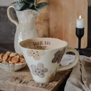 Mugg Varje dag en ny seger från Majas lyktor säljs till förmån för Hjärnfonden Barn