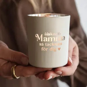 Ljuslykta &Auml;lskade Mamma, fr&aring;n Majas lyktor s&auml;ljs till f&ouml;rm&aring;n f&ouml;r Barncancerfonden