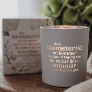 Ljuslykta Den blomstertid nu kommer, fr&aring;n Majas lyktor s&auml;ljs till f&ouml;rm&aring;n f&ouml;r Barncancerfonden