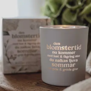 Ljuslykta Den blomstertid nu kommer, fr&aring;n Majas lyktor s&auml;ljs till f&ouml;rm&aring;n f&ouml;r Barncancerfonden