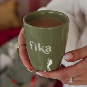 Mugg Fika, gr&ouml;n fr&aring;n Majas lyktor s&auml;ljs till f&ouml;rm&aring;n f&ouml;r Barncancerfonden