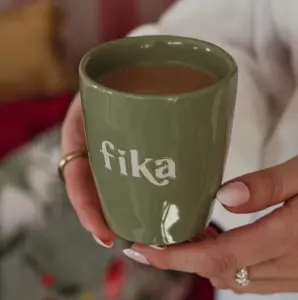 Mugg Fika, gr&ouml;n fr&aring;n Majas lyktor s&auml;ljs till f&ouml;rm&aring;n f&ouml;r Barncancerfonden