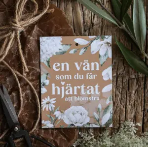 Kort En v&auml;n som du f&aring;r hj&auml;rtat att blomstra, fr&aring;n Majas lyktor s&auml;ljs till f&ouml;rm&aring;n f&ouml;r Barncancerfonden