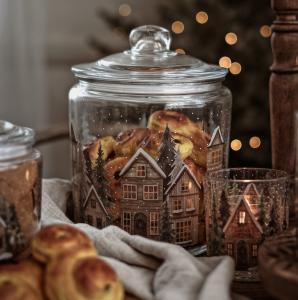 Glasburk Santas Cottage, Stor, fr&aring;n Majas lyktor s&auml;ljs till f&ouml;rm&aring;n f&ouml;r Barncancerfonden