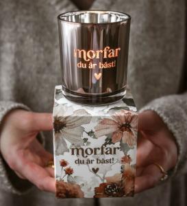 Ljuslykta Morfar, du &auml;r b&auml;st! fr&aring;n Majas lyktor s&auml;ljs till f&ouml;rm&aring;n f&ouml;r Barncancerfonden