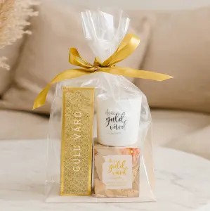 Presentset Guld Värd i cellofan (Chokladpraliner & ljuslykta)