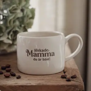 Mugg &Auml;lskade Mamma fr&aring;n Majas lyktor s&auml;ljs till f&ouml;rm&aring;n f&ouml;r Barncancerfonden