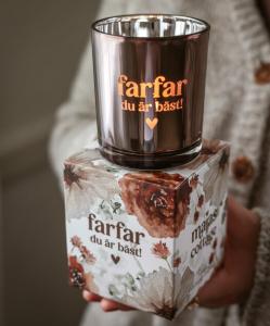 Ljuslykta Farfar, du &auml;r b&auml;st! fr&aring;n Majas lyktor s&auml;ljs till f&ouml;rm&aring;n f&ouml;r Barncancerfonden