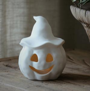 Happy Pumpkin m hatt, ljuslykta för LED-ljus 2025, från Majas lyktor säljs till förmån för Barncancerfonden