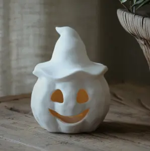 Happy Pumpkin m hatt, ljuslykta för LED-ljus 2025, från Majas lyktor säljs till förmån för Barncancerfonden