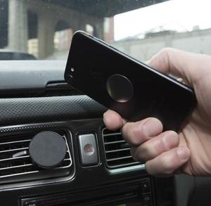 Magnetisk mobilh&aring;llare till bilen