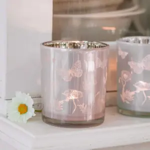 Ljuslykta Butterflies & Poppies, från Majas lyktor säljs till förmån för Barncancerfonden