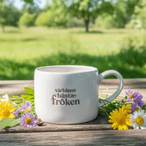 Mugg V&auml;rldens B&auml;sta Fr&ouml;ken fr&aring;n Majas lyktor s&auml;ljs till f&ouml;rm&aring;n f&ouml;r Barncancerfonden