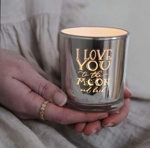 Ljuslykta I love you to the moon, från Majas lyktor säljs till förmån för Barncancerfonden